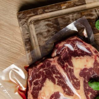 Köttbit i vakuumpåse