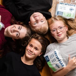 Skolbarn som säljer fryspåsar